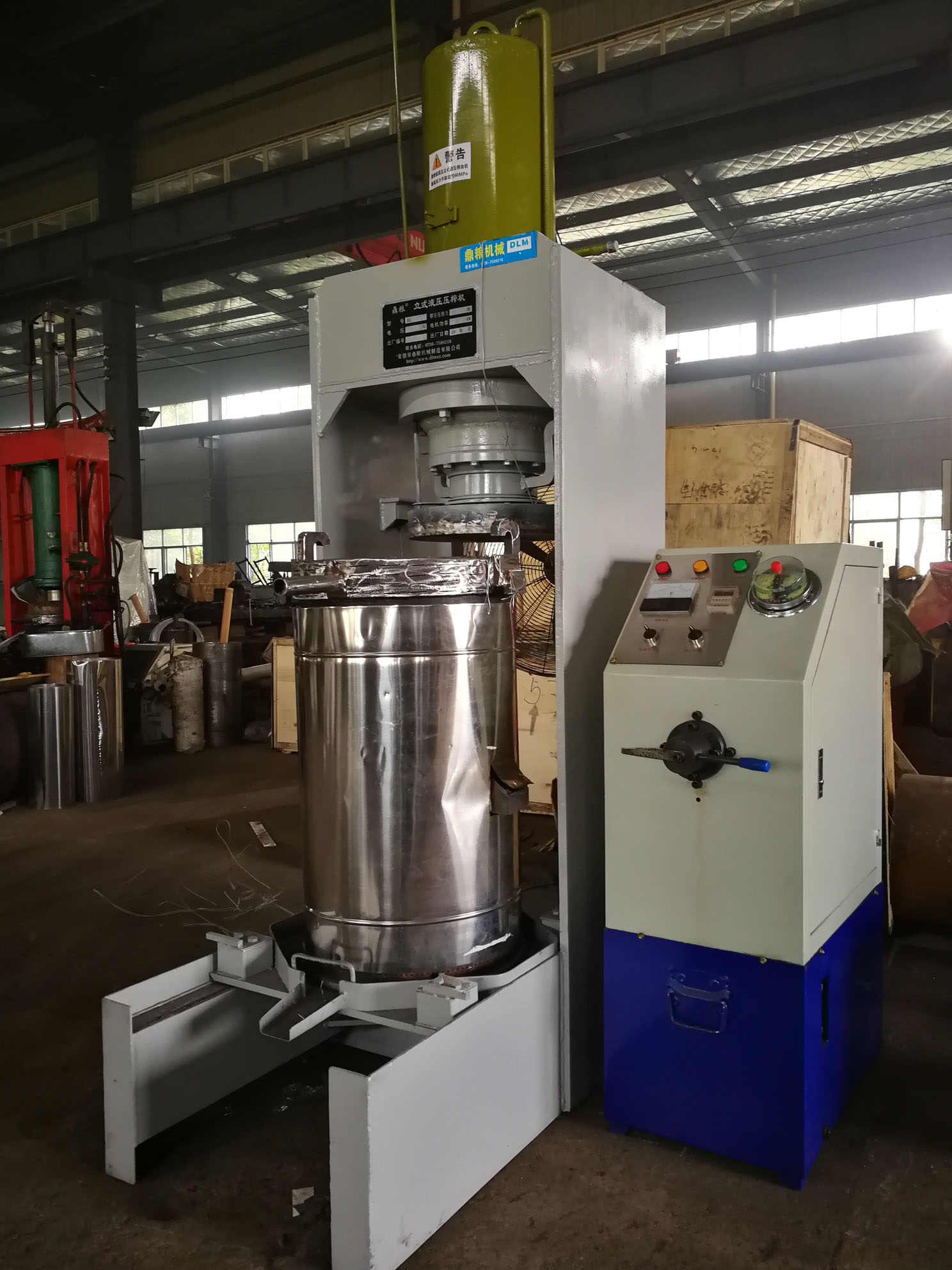 不銹鋼超高壓立式液壓壓榨機(jī)，果汁壓榨機(jī)，果渣壓榨機(jī)，藥材壓榨，油渣處理，白土壓榨